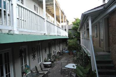 courtyard2_01.JPG